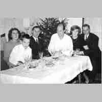 070-1005 Nach 1945-V. l. Ehefrau und Sohn von Alfred Eisbrenner, Horst Eisbrenner, Alfred Eisbrenner und Ursula Schnecke, geb. Eisbrenner mit Ehemann Guenter.jpg